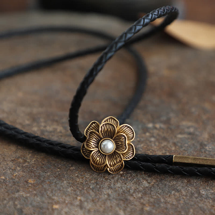 Cravate bolo vintage dorée à petites fleurs et fausses perles
