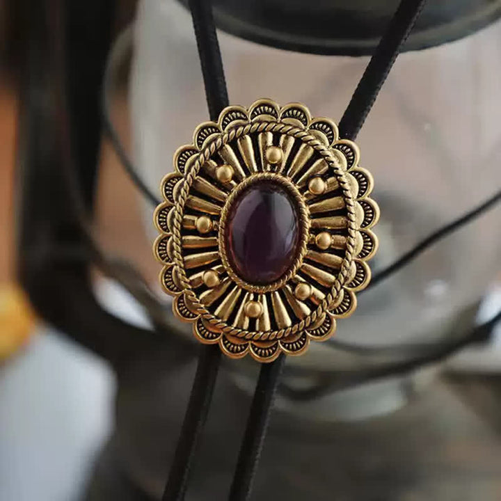 Cravate bolo en résine foncé rouge avec médaillon en or antique