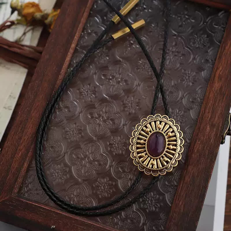 Cravate bolo en résine foncé rouge avec médaillon en or antique