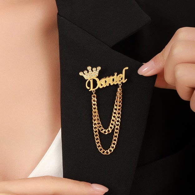 Broche personnalisée avec votre nom et couronne décorative, accessoires de costume