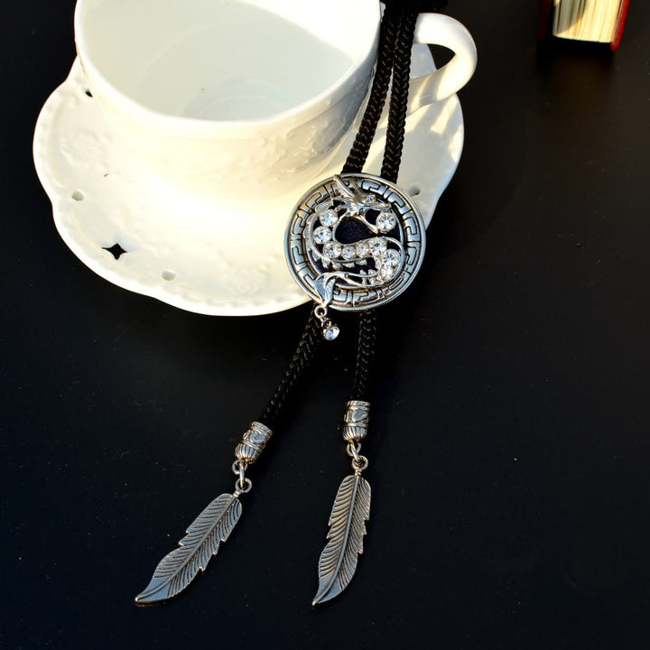 Cravate bolo Western en strass et plumes