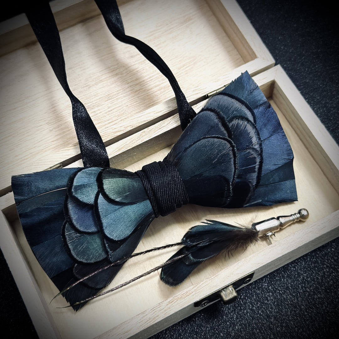 Nœud papillon à plumes bleu ardoise avec épingle à revers