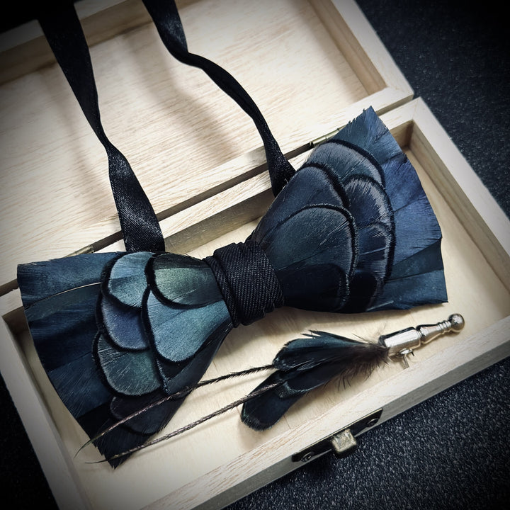 Nœud papillon à plumes bleu ardoise avec épingle à revers