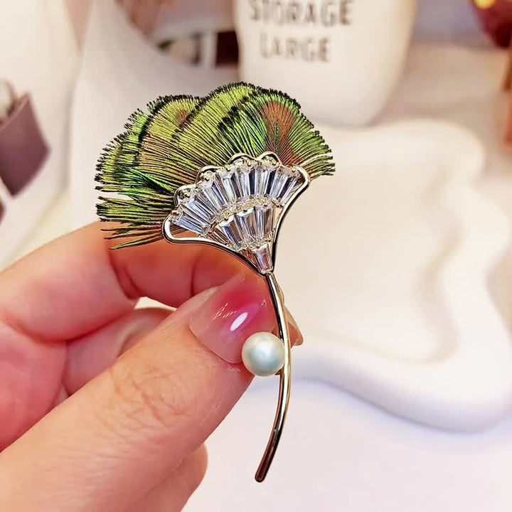 Broche en forme de feuille de ginkgo en plumes de paon vertes pour femme
