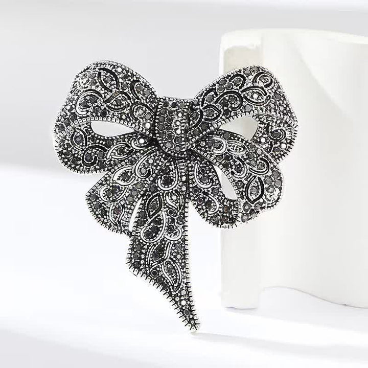 Broche pour femme en argent antique avec strass en forme de nœud papillon