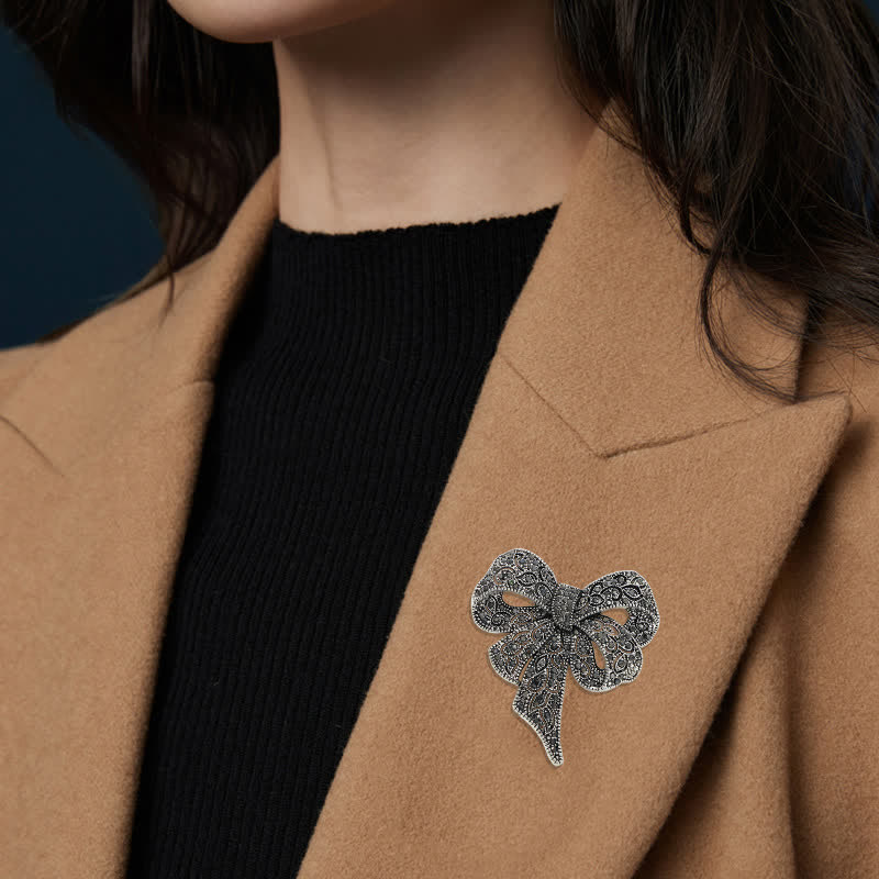 Broche pour femme en argent antique avec strass en forme de nœud papillon