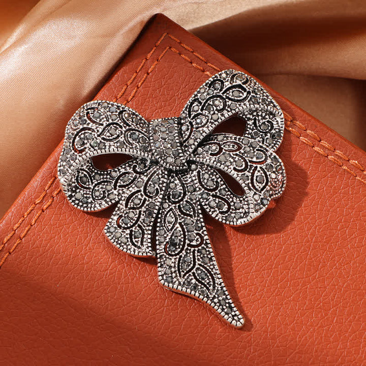 Broche pour femme en argent antique avec strass en forme de nœud papillon