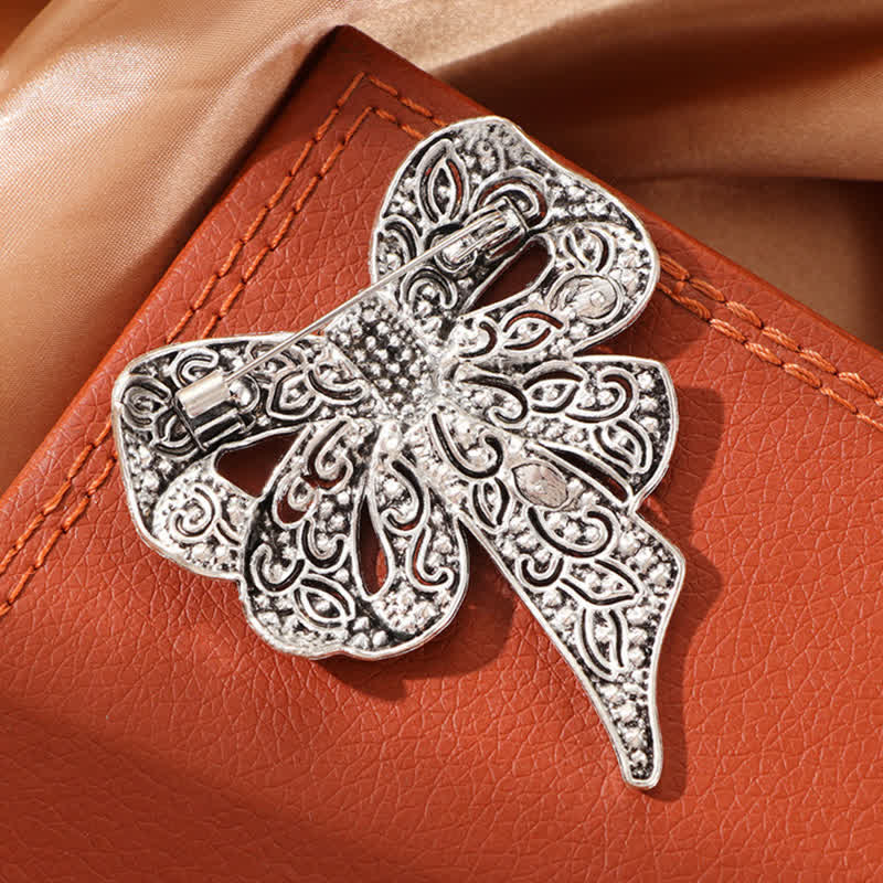 Broche pour femme en argent antique avec strass en forme de nœud papillon