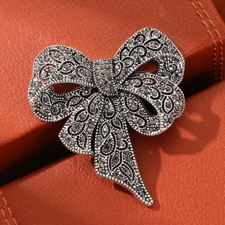 Broche pour femme en argent antique avec strass en forme de nœud papillon