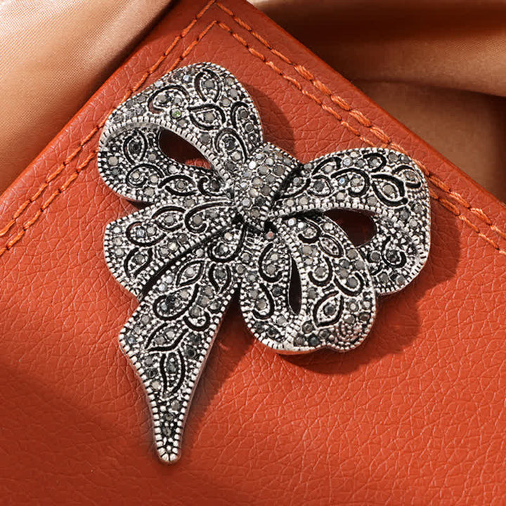 Broche pour femme en argent antique avec strass en forme de nœud papillon