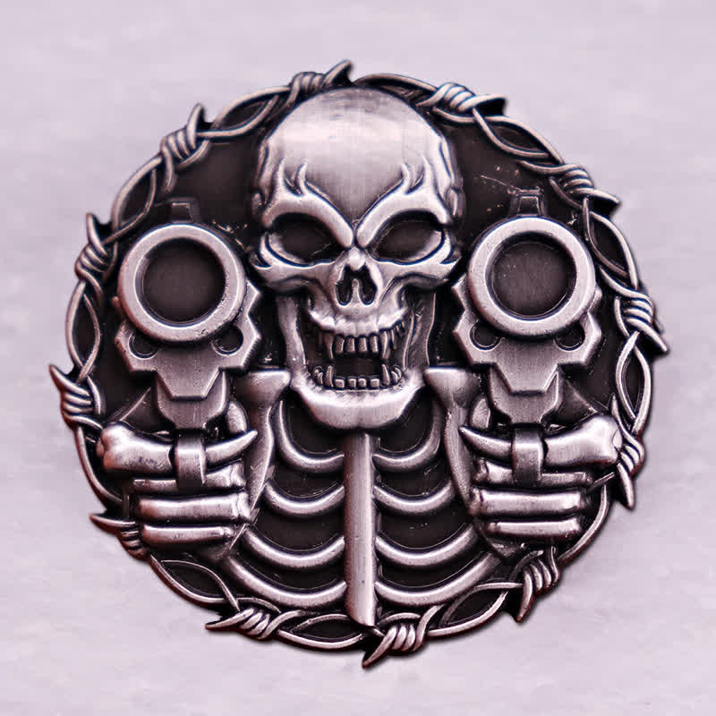 Broche moto rétro cool avec motif tête de mort et double pistolet