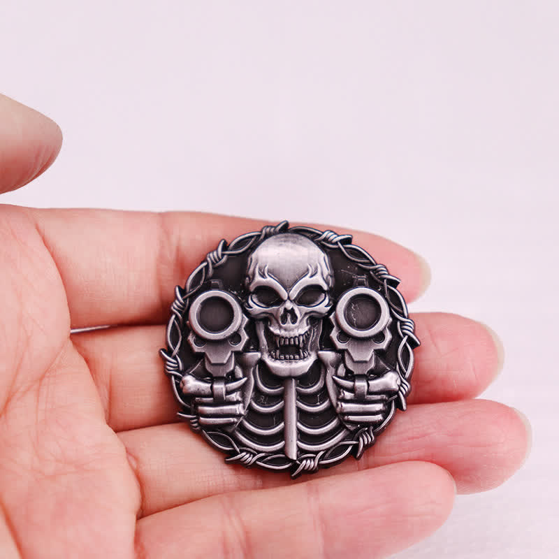 Broche moto rétro cool avec motif tête de mort et double pistolet