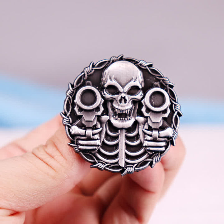 Broche moto rétro cool avec motif tête de mort et double pistolet