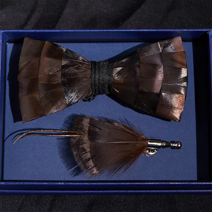 Nœud papillon en plumes de cuivre clair avec épingle à revers