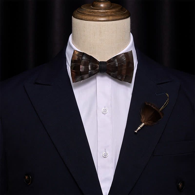 Nœud papillon en plumes de cuivre clair avec épingle à revers