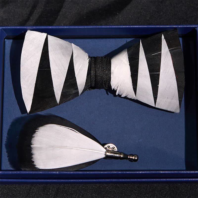 Nœud papillon à plumes blanches et noires avec épingle à revers