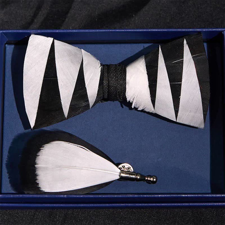 Nœud papillon à plumes blanches et noires avec épingle à revers