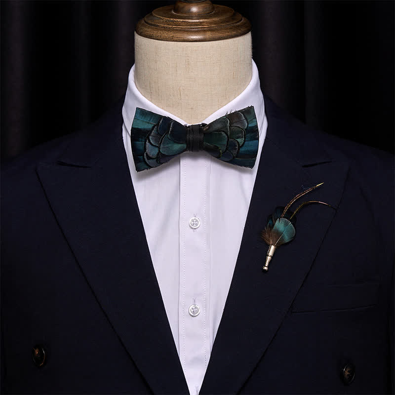 Nœud papillon à plumes bleu ardoise avec épingle à revers