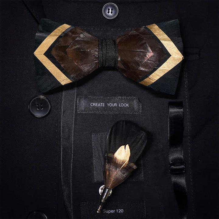 Nœud papillon en plumes cuivrées irisées avec épingle à revers