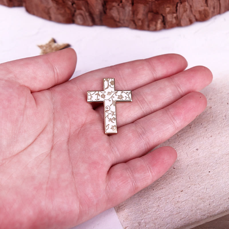 Broche en émail avec croix florale