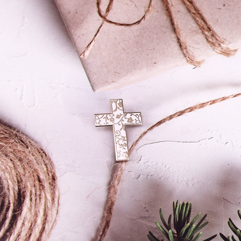 Broche en émail avec croix florale