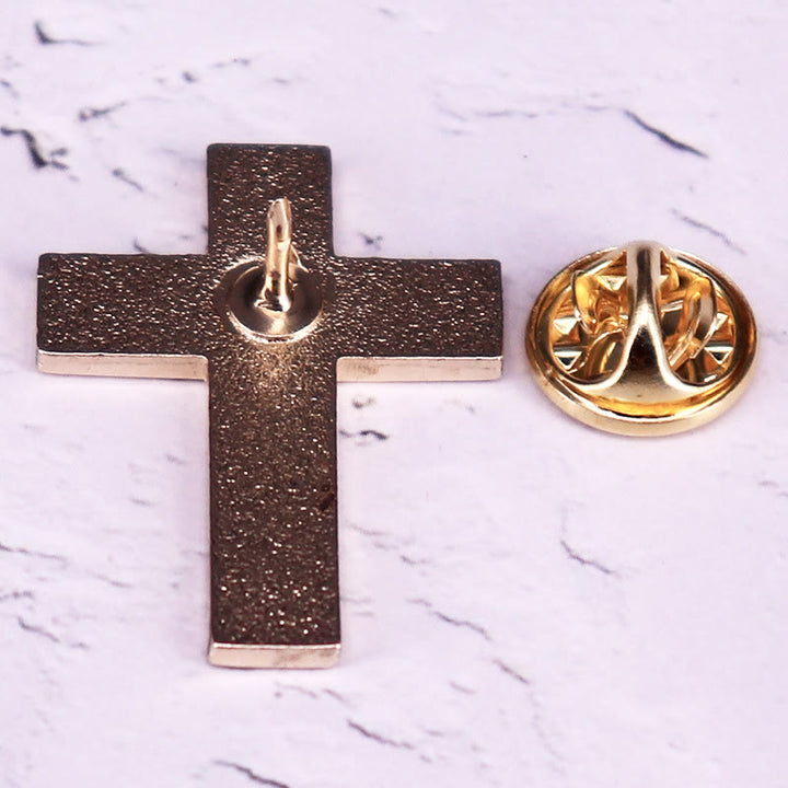 Broche en émail avec croix florale