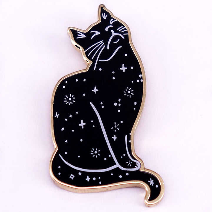 Broche en émail représentant un chat mystique au ciel étoilé