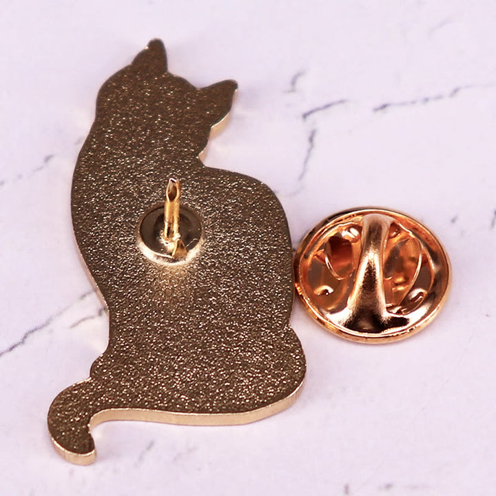Broche en émail représentant un chat mystique au ciel étoilé