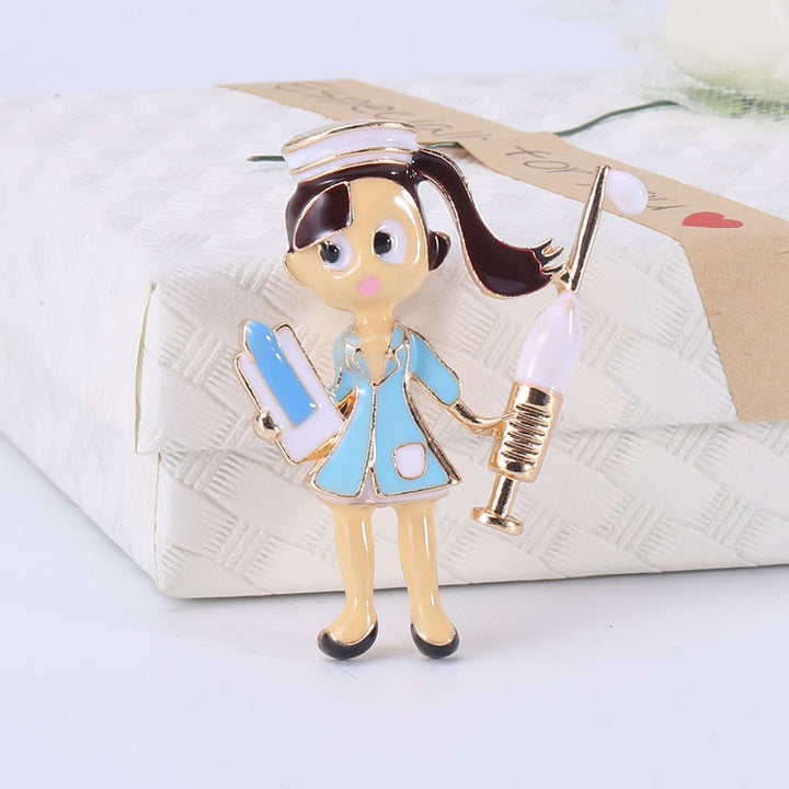 Broche en émail représentant une infirmière de dessin animé