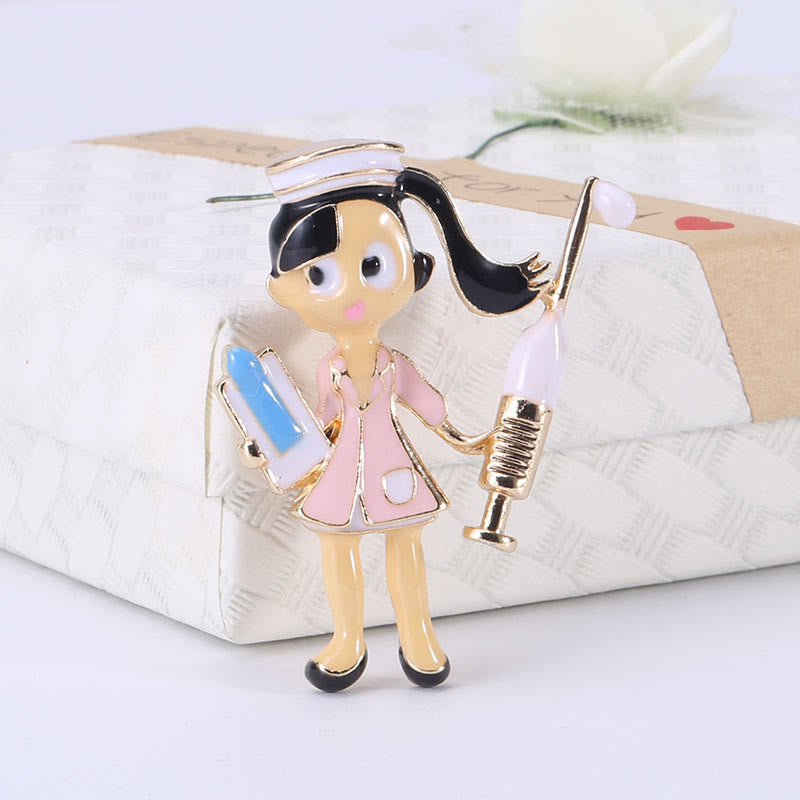 Broche en émail représentant une infirmière de dessin animé