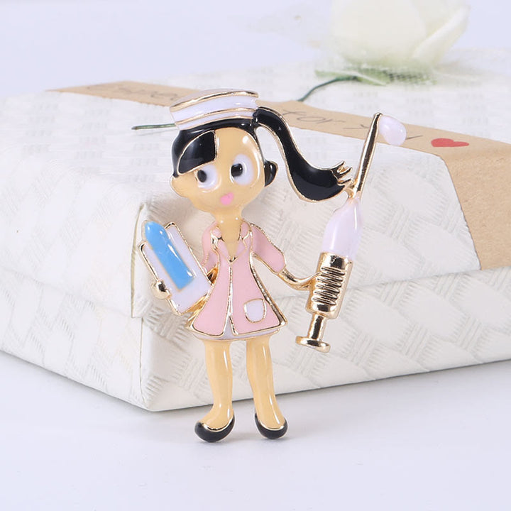 Broche en émail représentant une infirmière de dessin animé