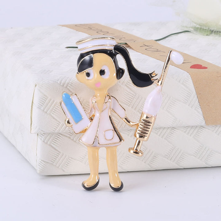 Broche en émail représentant une infirmière de dessin animé