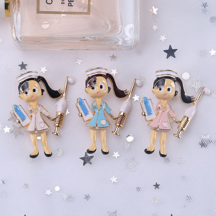 Broche en émail représentant une infirmière de dessin animé