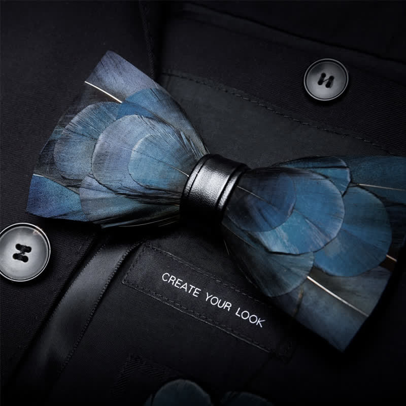 Nœud papillon de luxe en plumes naturelles bleu foncé avec épingle à revers