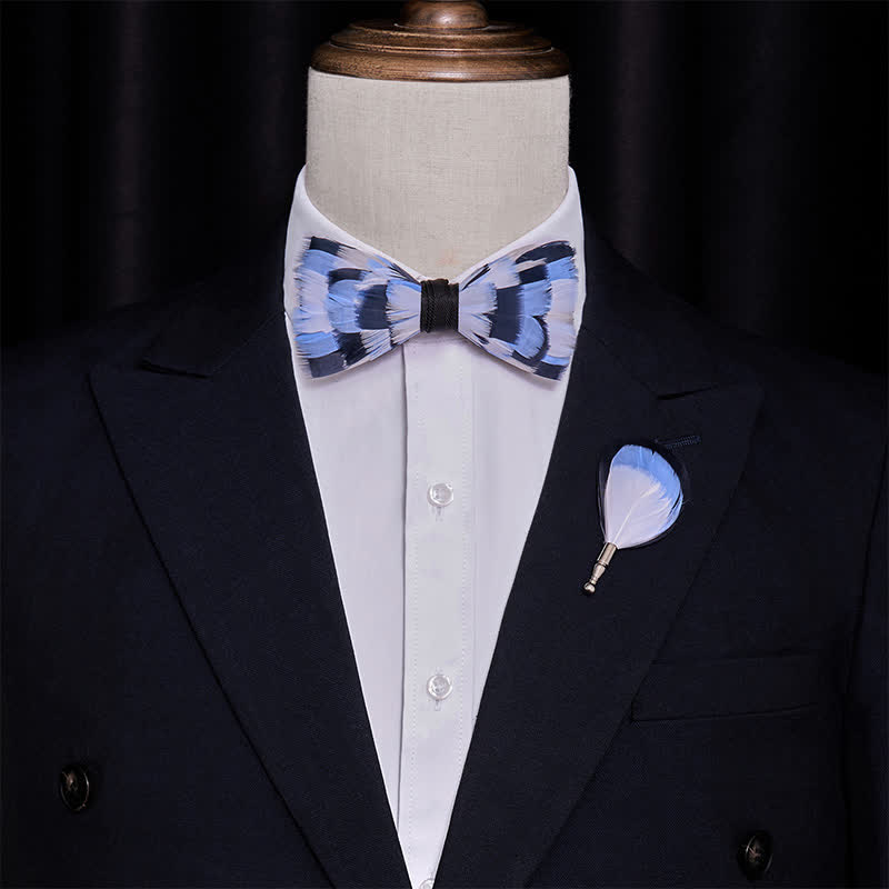 Nœud papillon à plumes en damier bleu et blanc avec épingle à revers