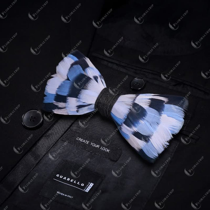 Nœud papillon à plumes bleu et blanc pour enfant avec épingle à revers