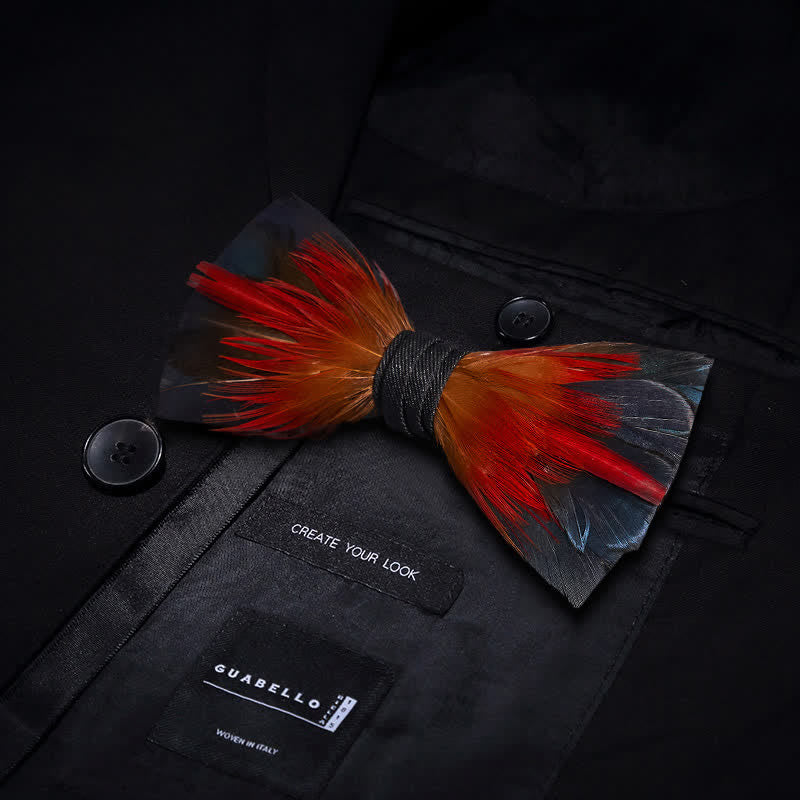 Nœud papillon à plumes rouge vif et bleu acier avec épingle à revers