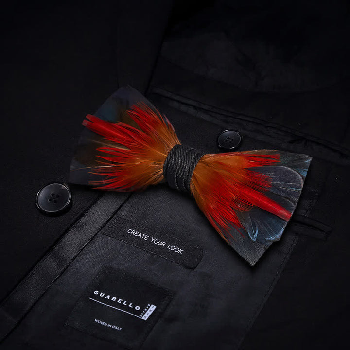 Nœud papillon à plumes rouge vif et bleu acier avec épingle à revers
