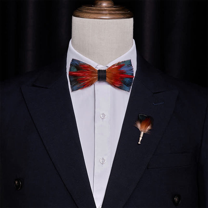 Nœud papillon à plumes rouge vif et bleu acier avec épingle à revers