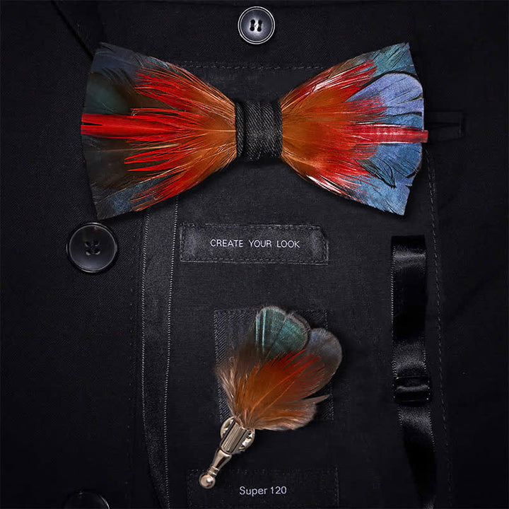 Nœud papillon à plumes rouge vif et bleu acier avec épingle à revers