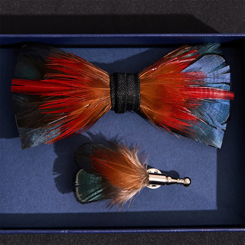 Nœud papillon à plumes rouge vif et bleu acier avec épingle à revers