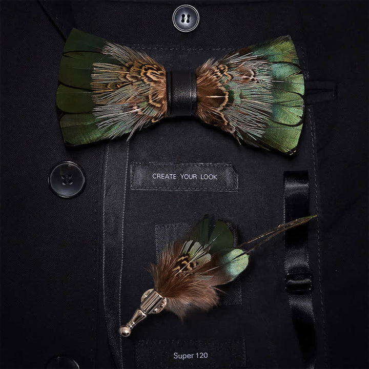 Nœud papillon en plumes vertes de la forêt primordiale avec épingle à revers