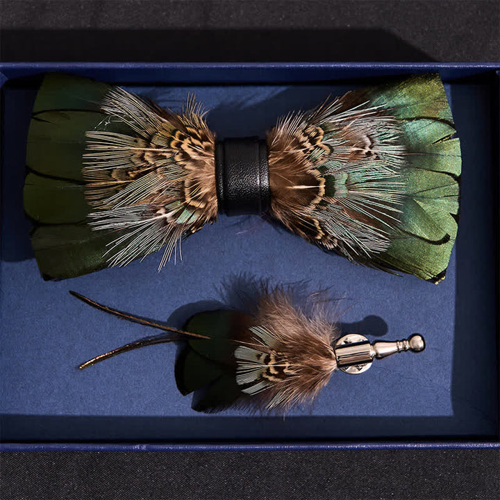 Nœud papillon en plumes vertes de la forêt primordiale avec épingle à revers