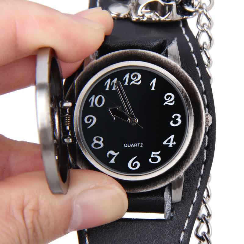 Montre homme en cuir avec bracelet à rivets punk et cache tête de mort