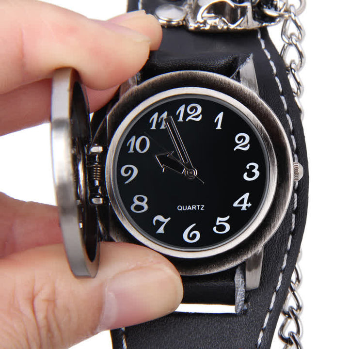 Montre homme en cuir avec bracelet à rivets punk et cache tête de mort