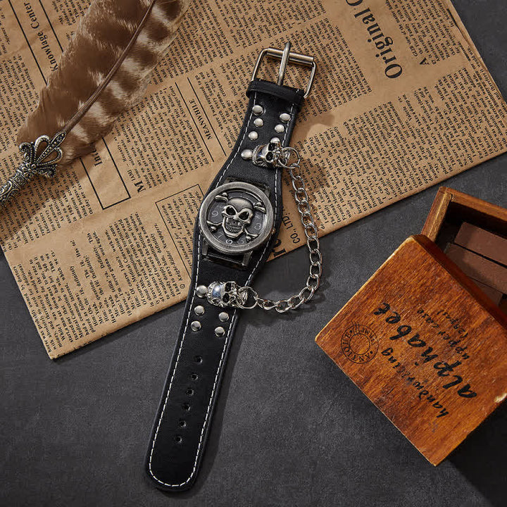 Montre homme en cuir avec bracelet à rivets punk et cache tête de mort