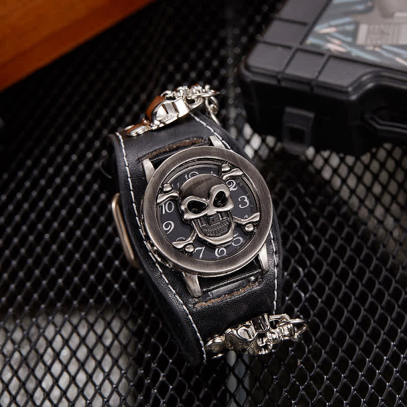 Montre homme en cuir avec bracelet à rivets punk et cache tête de mort