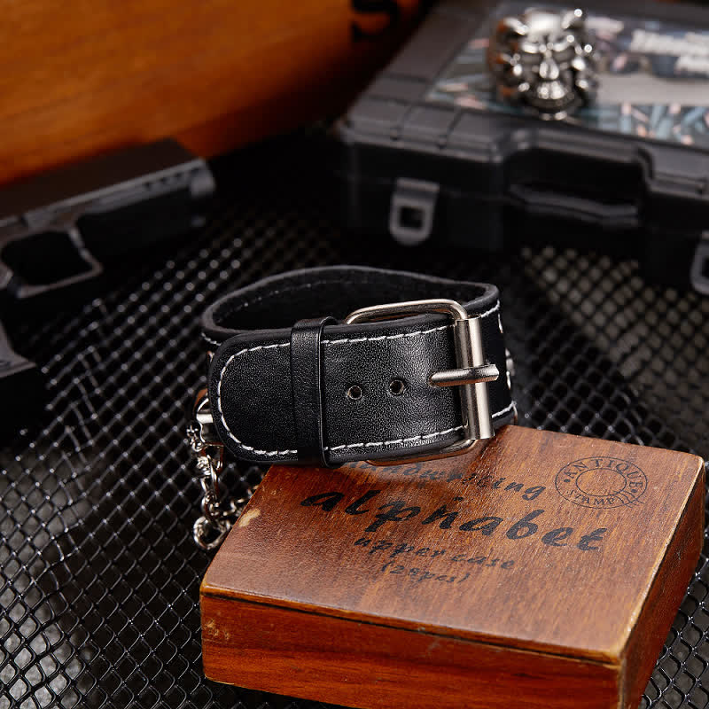 Montre homme en cuir avec bracelet à rivets punk et cache tête de mort