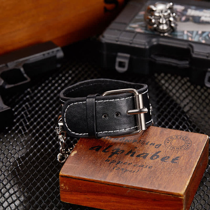 Montre homme en cuir avec bracelet à rivets punk et cache tête de mort