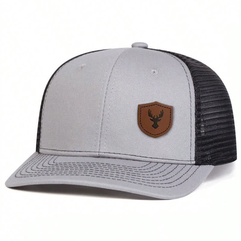 Petite casquette de camionneur avec patch en cuir marron et bois de cerf